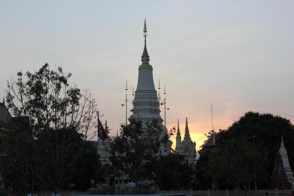 Le President Hotel Phnom Penh Exterior foto