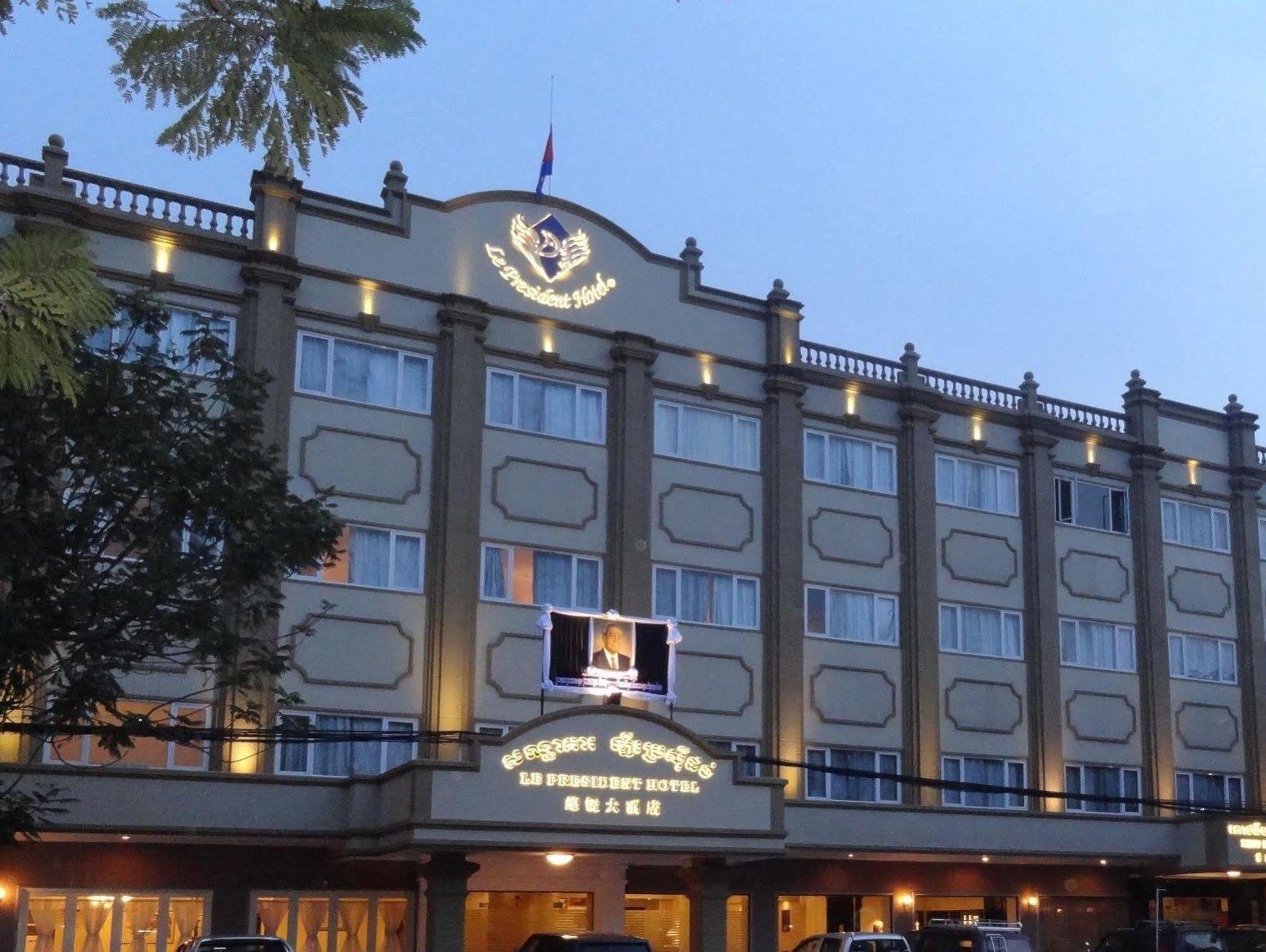 Le President Hotel Phnom Penh Exterior foto