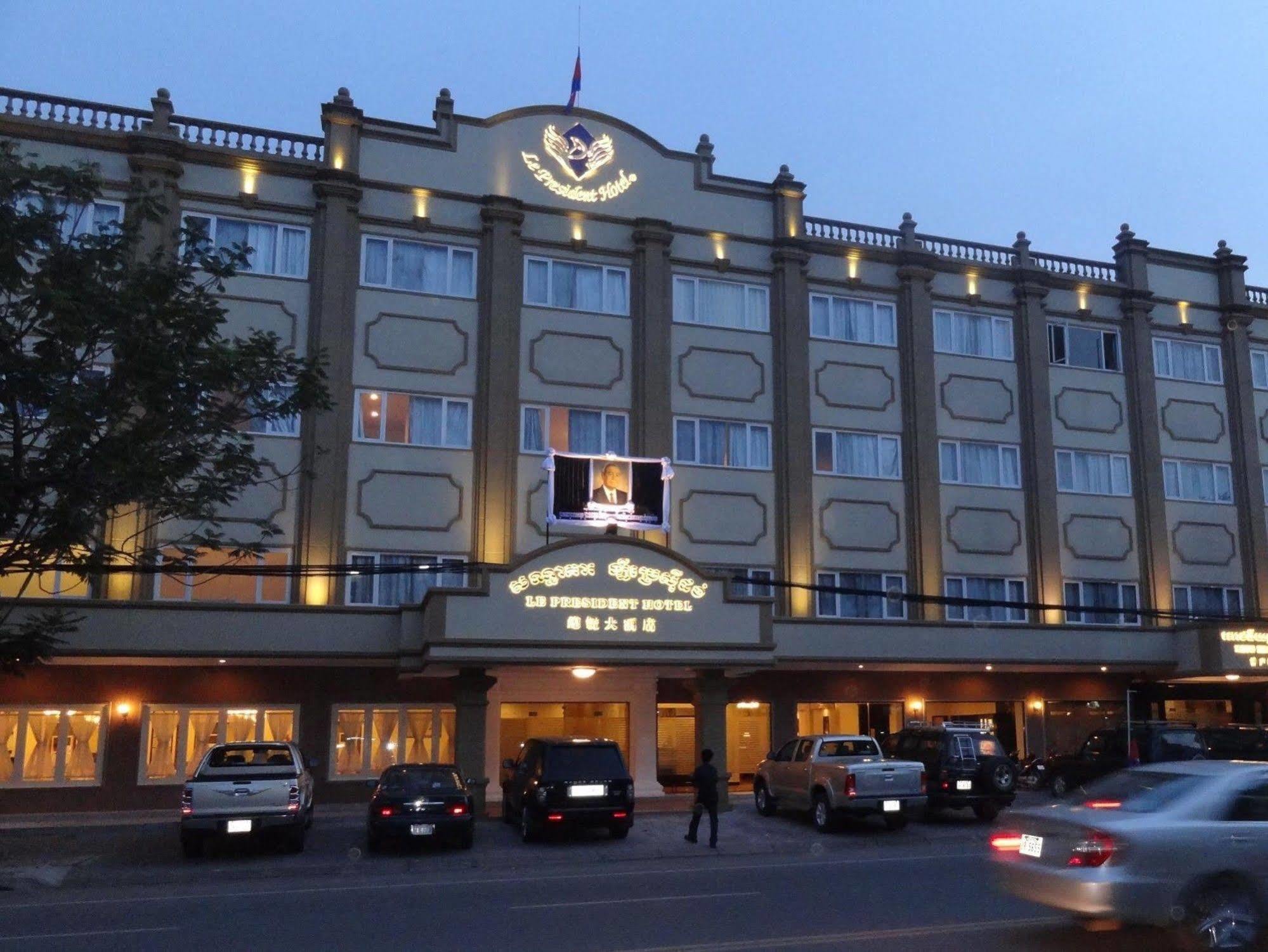 Le President Hotel Phnom Penh Exterior foto