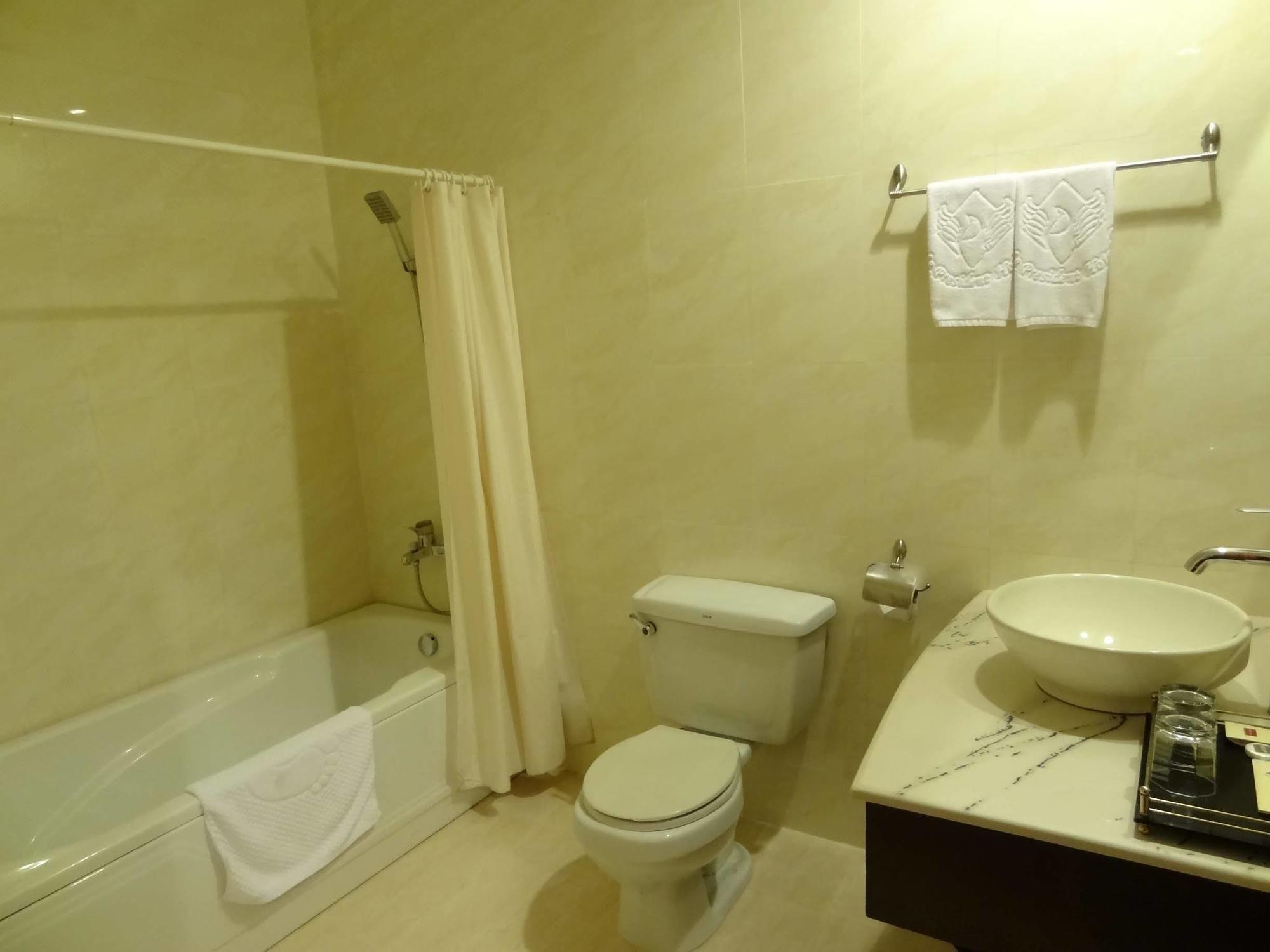 Le President Hotel Phnom Penh Exterior foto