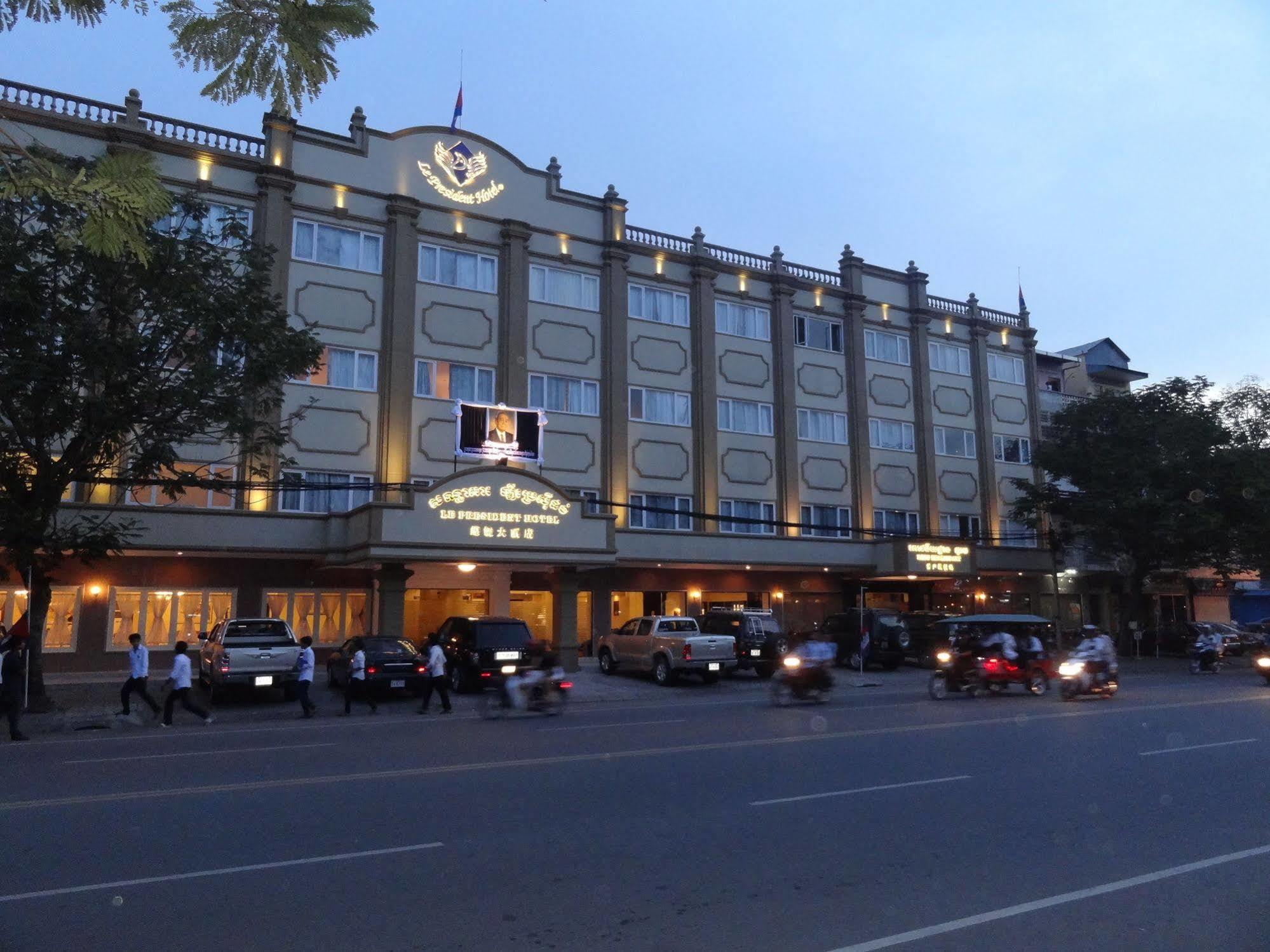 Le President Hotel Phnom Penh Exterior foto
